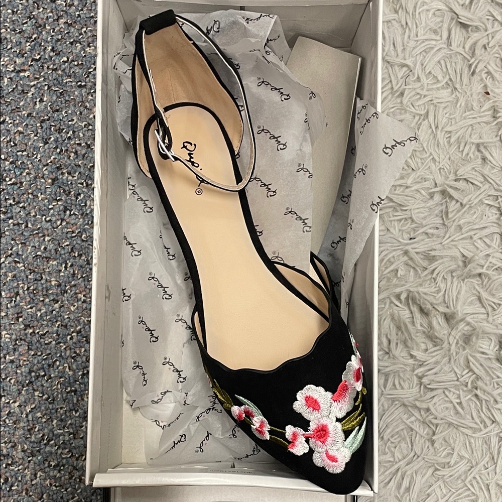 Qupid Black Floral Embroidered Flats
